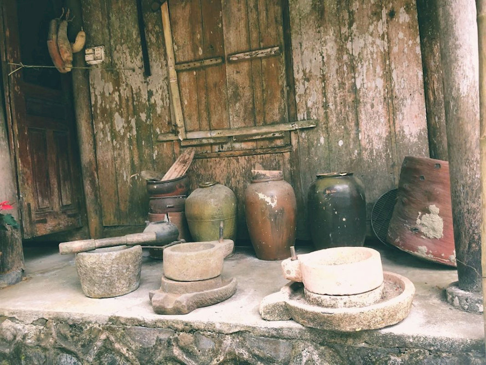 Some traditional tools such as grinding stones, pestles, and earthen jars have long been preserved by the local people